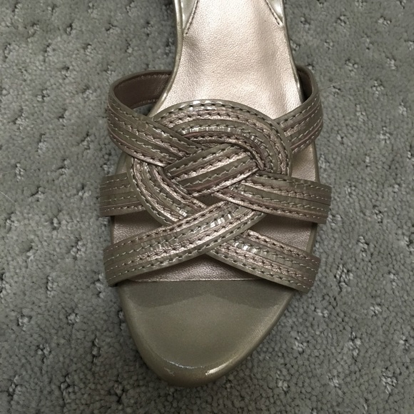 Cole Haan like new ‘Zelda’ slide in vintage silver - Picture 6 of 7